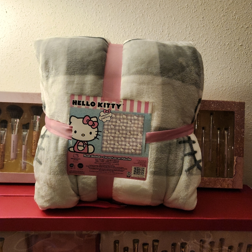 Hello everyone! I got two of these beautiful pink and grayHello Kitty Blankets.